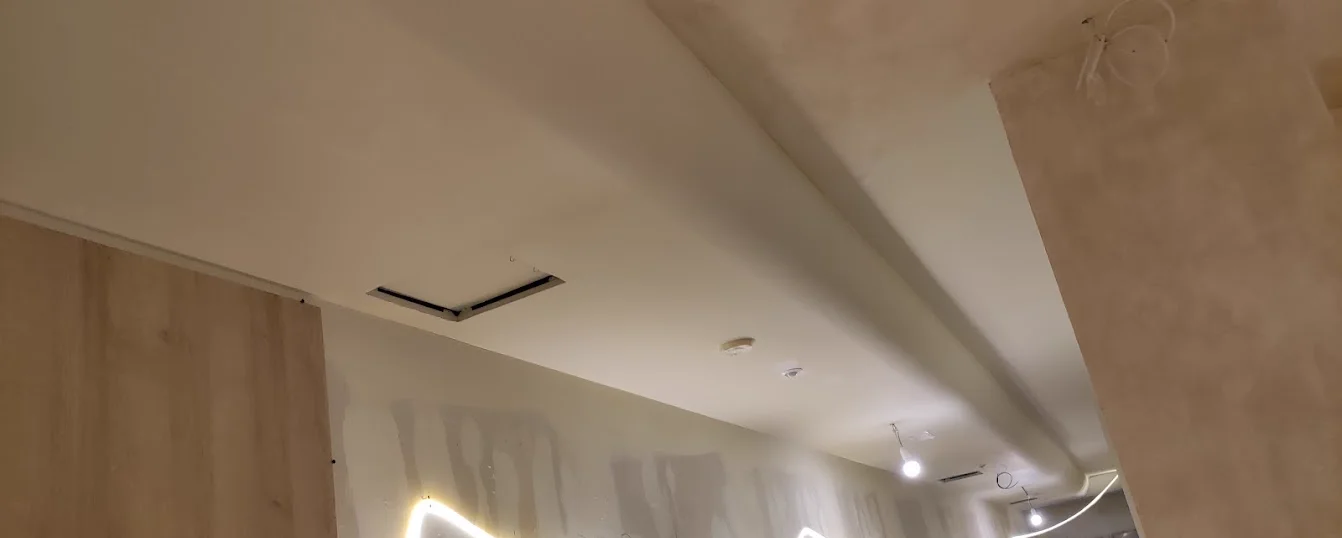 Techo abovedado curvo de diseño en pladur con iluminación decorativa sinuosa realizado por DCC